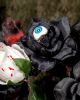 Schwarze Gothic Rose mit blauem Auge 