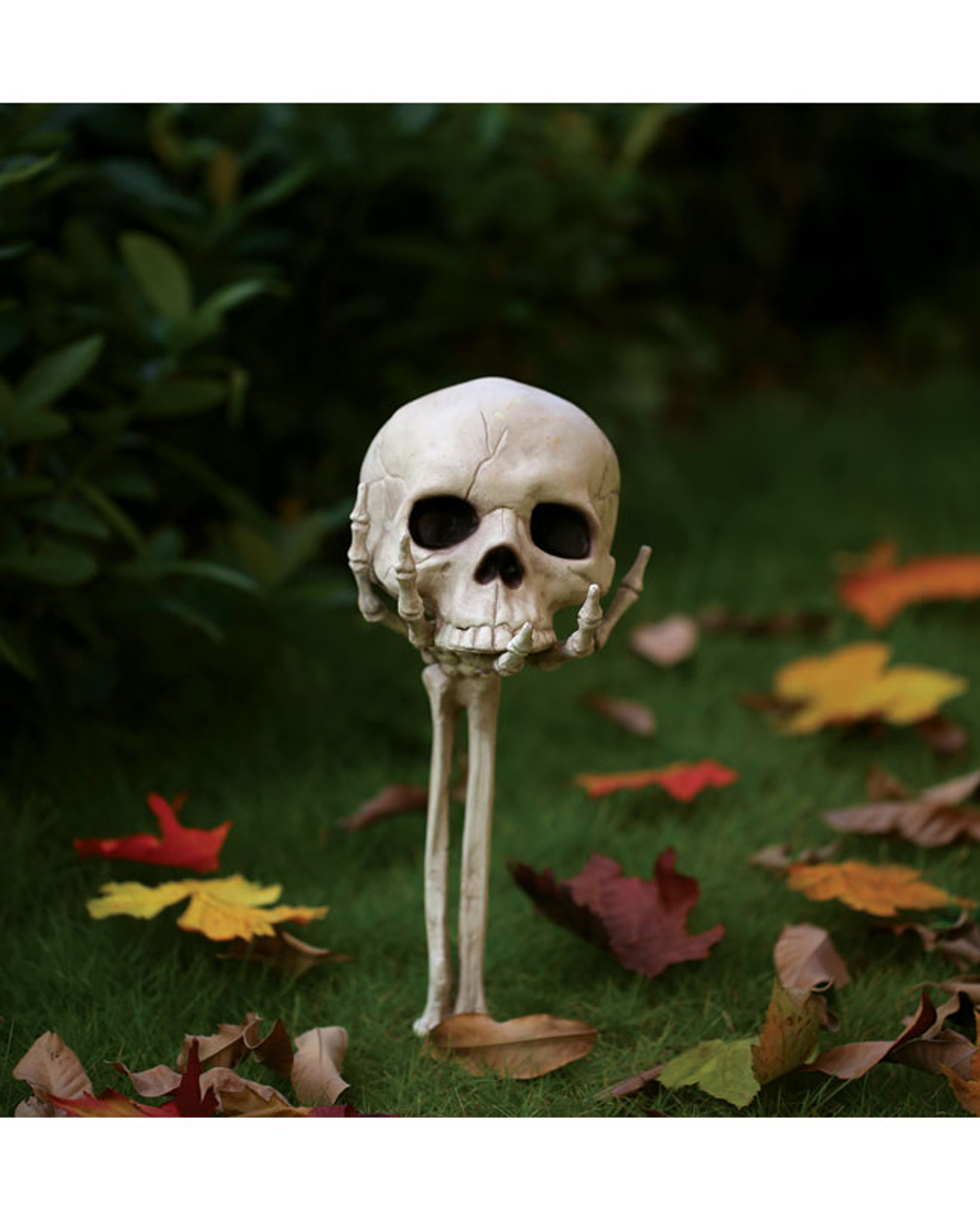 Skeletthand mit Totenkopf Gartenstecker kaufen