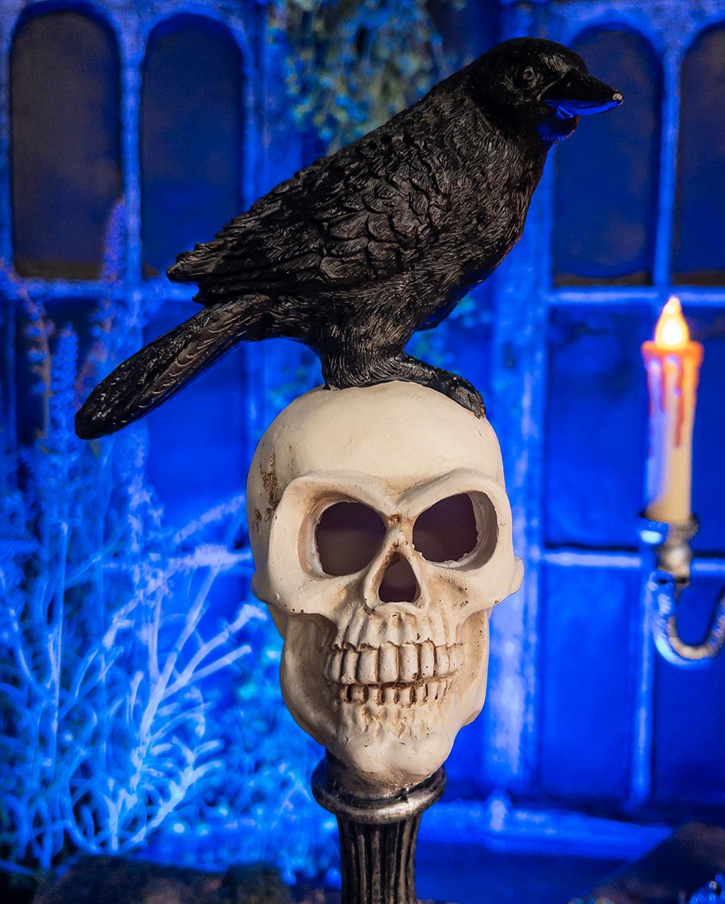 Totenschädel Büste mit Rabe & LED Beleuchtung 31cm ★ | Karneval Universe